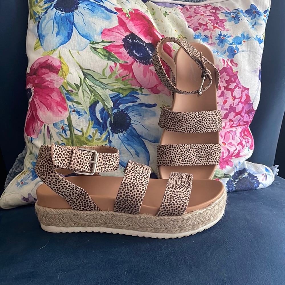 Universal Thread cheetah print sandals size 7.5